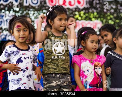 13. Januar 2018 - Bangkok, Bangkok, Thailand - thailändische Kinder tanzen während der Aktivitäten zum Kindertag im 2. Kavallerie-Camp der Königsgarde der Royal Thai Army im Zentrum von Bangkok. Der Kindertag wird auf Thailändisch „Wan DEK“ genannt. Viele Regierungsbüros und Militärbasen bieten spezielle Aktivitäten für Kinder an, ebenso wie Einkaufszentren. (Kreditbild: © Sean Edison via ZUMA Wire) Stockfoto