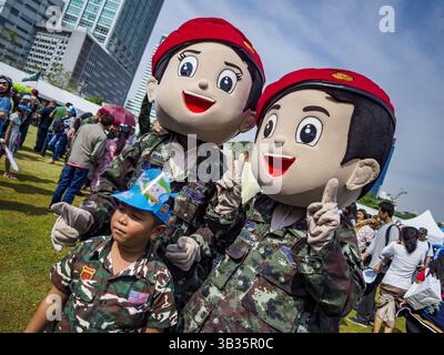 13. Januar 2018 - Bangkok, Bangkok, Thailand - Maskottchen der thailändischen Armee posieren mit einem Kind während der Aktivitäten zum Kindertag im 2. Kavallerie-Camp der Königsgarde der Royal Thai Army im Zentrum von Bangkok. Der Kindertag wird auf Thailändisch „Wan DEK“ genannt. Viele Regierungsbüros und Militärbasen bieten spezielle Aktivitäten für Kinder an, ebenso wie Einkaufszentren. (Kreditbild: © Sean Edison via ZUMA Wire) Stockfoto