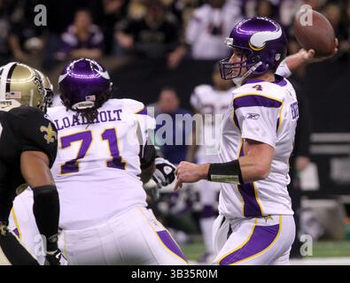 24. Januar 2010: New Orleans, LA, USA – Minnesota Vikings Quarterback Brett Favre (4) kehrt am 24. Januar 2010 in einem Playoff-Spiel gegen die New Orleans Saints im Superdome in New Orleans zurück. (Kreditbild: © William Colgin/TNS via ZUMA Wire) Stockfoto