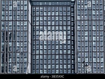 Kurzfassung der sich wiederholenden Fenster im Büroblock an der Liverpool Waterfront Stockfoto