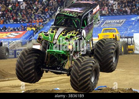 Januar 2010 - Detroit, Michigan, USA S - 16. Januar 2010: Grave Digger springt erneut. Monster Jam wurde im Ford Field in Detroit, Michigan, festgehalten. (Bild: © Alan Ashley Via ZUMA Wire) Stockfoto