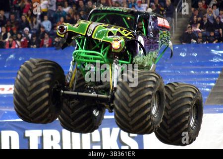 Januar 2010 - Detroit, Michigan, USA S - 16. Januar 2010: Grave Digger geht in die Luft. Monster Jam wurde im Ford Field in Detroit, Michigan, festgehalten. (Bild: © Alan Ashley Via ZUMA Wire) Stockfoto