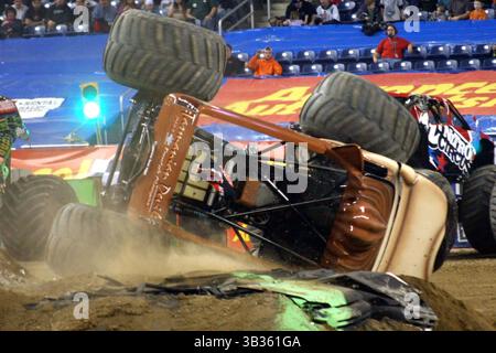 Januar 2010 - Detroit, Michigan, USA S - 16. Januar 2010: Taz landet auf seiner Seite. Monster Jam wurde im Ford Field in Detroit, Michigan, festgehalten. (Bild: © Alan Ashley Via ZUMA Wire) Stockfoto
