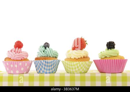 Sortiment Frucht-Cupcakes isoliert auf weißem Hintergrund Stockfoto