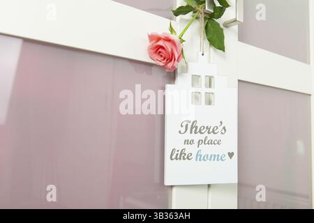 Türbügel ohne Platz wie Zuhause mit Rose Stockfoto