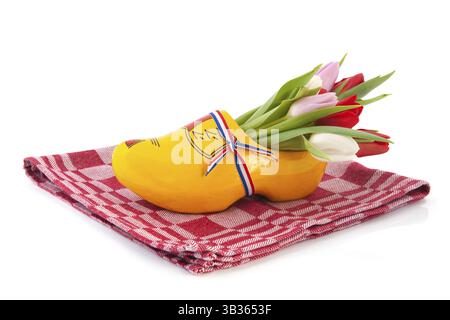 Gelbe holländische Holzschuhe mit bunten Tulpen Stockfoto