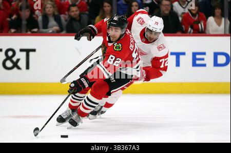14. Januar 2018 – Chicago, IL, USA – Chicago Blackhawks-Verteidiger Jordan Oesterle (82) zieht am Sonntag, 14. Januar 2018, im United Center in Chicago, Illinois, eine Strafstrafe gegen Detroit Red Wings Linksflügel Andreas Athanasiou (72) (Credit Image: © Brian Cassella/TNS via ZUMA Wire) Stockfoto