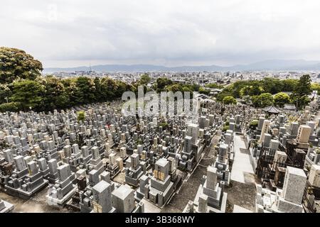 Der Blick über die Stadt Kyoto vom Higashiotani-Friedhof an einem Frühlingnachmittag in Japan Stockfoto