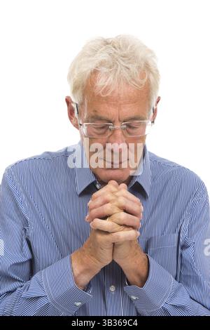 Portrait Beten Senior Mann isoliert vor weißem Hintergrund Stockfoto