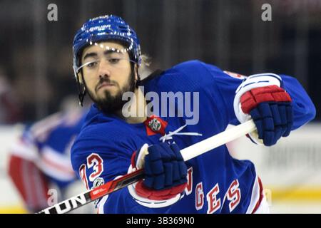 24. November 2017: Das New York Rangers Center Mika Zibanejad (93) erwärmt sich während des Spiels zwischen den New York Rangers und den Detroit Red Wings im Madison Square Garden in Manhattan. Obligatorischer Kredit: Kostas Lymperopoulos/CSM (Kredit-Bild: &Copy; Kostas Lymperopoulos/CSM via ZUMA Wire) Stockfoto