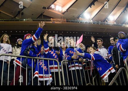 24. November 2017: Fans der New York Rangers greifen während des Spiels zwischen den New York Rangers und den Detroit Red Wings im Madison Square Garden in Manhattan, New York, nach einem Puck. Obligatorischer Kredit: Kostas Lymperopoulos/CSM (Kredit-Bild: &Copy; Kostas Lymperopoulos/CSM via ZUMA Wire) Stockfoto