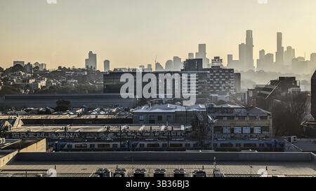 MELBOURNE, AUSTRALIEN - 31. JULI 2024: Blick auf die Skyline von Melbourne von einem Hochhaus in Cremorne an einem kalten Winternachmittag in Australien Stockfoto