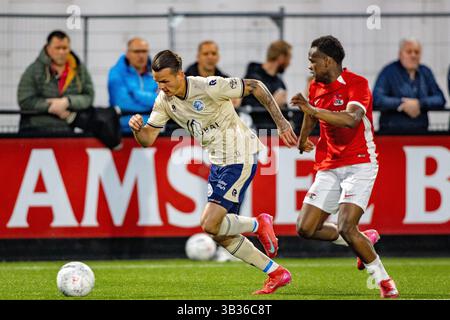 Wijdewormer, Niederlande. April 2025. WIJDEWORMER - 28.04.2025, AFAS Trainingscentrum. Fußball, Keukenkampioen divisie, Saison 2024-2025. Während des Spiels Jong AZ - den Bosch, jong AZ Spieler Jeremiah Esajas gegen FC den Bosch Spieler Byron Burgering Credit: Pro Shots/Alamy Live News Stockfoto