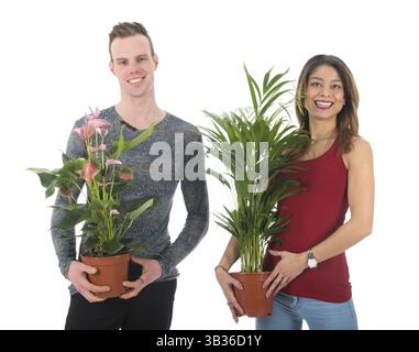 Junges Paar wird das Haus mit Pflanzen für den Innenraum schmücken. Stockfoto