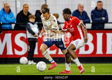 Wijdewormer, Niederlande. April 2025. WIJDEWORMER - 28.04.2025, AFAS Trainingscentrum. Fußball, Keukenkampioen divisie, Saison 2024-2025. Während des Spiels Jong AZ - den Bosch, jong AZ Spieler Jeremiah Esajas gegen FC den Bosch Spieler Byron Burgering Credit: Pro Shots/Alamy Live News Stockfoto