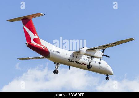 MELBOURNE, AUSTRALIEN - 07. SEPTEMBER 2024: Ein Qantas Bombardier DHC-8-315Q fliegt am 7. September 2024 nach Melbourne Stockfoto