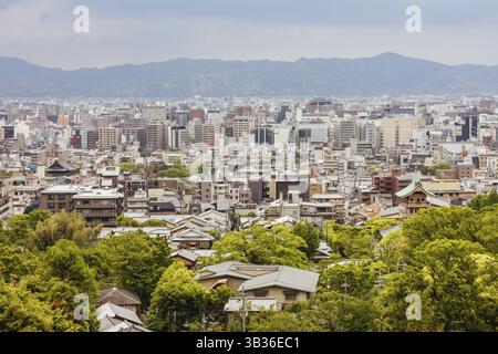 Der Blick über die Stadt Kyoto vom Higashiotani-Friedhof an einem Frühlingnachmittag in Japan Stockfoto