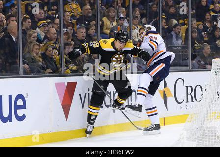 November 2017; Boston, MA, USA; Boston Bruins verließ Matt Beleskey (39) und Edmonton Oilers Mitte Leon Draisaitl (29) während eines NHL-Spiels zwischen den Edmonton Oilers und Boston Bruins im TD Garden. Edmonton besiegte Boston mit 4:2. Anthony Nesmith/CSM(Credit Image: &Copy; Anthony Nesmith/CSM via ZUMA Wire) Stockfoto
