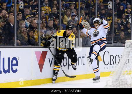 November 2017; Boston, MA, USA; Boston Bruins verließ Matt Beleskey (39) und Edmonton Oilers Mitte Leon Draisaitl (29) während eines NHL-Spiels zwischen den Edmonton Oilers und Boston Bruins im TD Garden. Edmonton besiegte Boston mit 4:2. Anthony Nesmith/CSM(Credit Image: &Copy; Anthony Nesmith/CSM via ZUMA Wire) Stockfoto