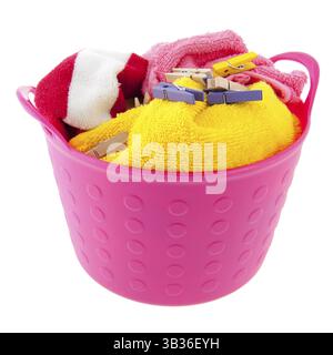 Voller Wäschekorb mit Handtücher und Kleidung pins Stockfoto