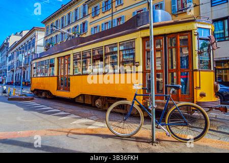 Gelbe Straßenbahn im Retro-Stil an der Via Cusani, Mailand, Italien Stockfoto