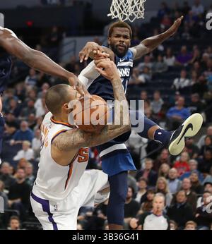 26. November 2017: Minneapolis, Minnesota, USA – Minnesota Timberwolves Guard AARON BROOKS (30) bezwingt Phoenix Suns Center TYSON CHANDLER (4) während der NBA-Action im Target Center. (Kreditbild: © Jerry Holt/TNS via ZUMA Wire) Stockfoto