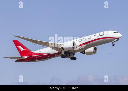 MELBOURNE, AUSTRALIEN - 07. SEPTEMBER 2024: Eine Boeing B787-9 Dreamliner von Shanghai Airlines fliegt am 7. September 2024 von Melbourne nach Shanghai, Melb Stockfoto