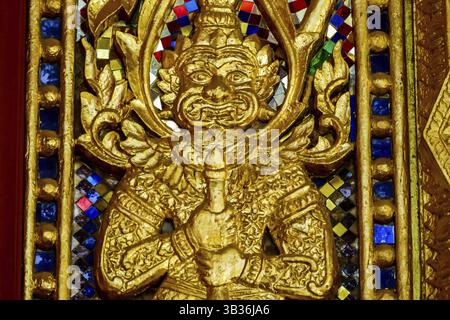 Goldene Statue im thailändischen Tempel, digitales Foto als Hintergrund Stockfoto