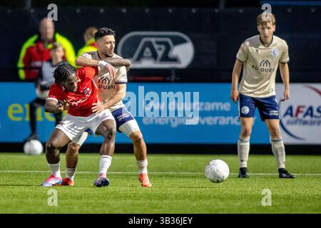 Wijdewormer, Niederlande. April 2025. WIJDEWORMER - 28.04.2025, AFAS Trainingscentrum. Fußball, Keukenkampioen divisie, Saison 2024-2025. Während des Spiels Jong AZ - den Bosch, jong AZ Spieler Jayden Addai gegen FC den Bosch Spieler Hicham Acheffa Credit: Pro Shots/Alamy Live News Stockfoto