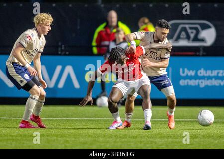 Wijdewormer, Niederlande. April 2025. WIJDEWORMER - 28.04.2025, AFAS Trainingscentrum. Fußball, Keukenkampioen divisie, Saison 2024-2025. Während des Spiels Jong AZ - den Bosch, jong AZ Spieler Jayden Addai gegen FC den Bosch Spieler Hicham Acheffa Credit: Pro Shots/Alamy Live News Stockfoto