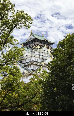 OSAKA, JAPAN - 25. SEPTEMBER 2024: Das berühmte Schloss Osaka und die üppige Umgebung an einem warmen, klaren Herbsttag in Osaka, Japan am 25. September 2024, Osaka Stockfoto
