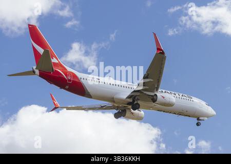 MELBOURNE, AUSTRALIEN - 07. SEPTEMBER 2024: Eine Qantas Boeing 737-800 fliegt am 7. September 2024 von Adelaide aus nach Melbourne, Australien, OCE Stockfoto