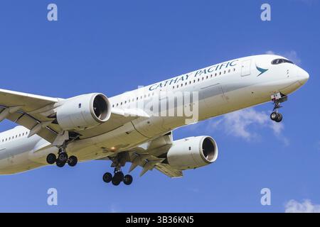 MELBOURNE, AUSTRALIEN - 07. SEPTEMBER 2024: Ein Cathay Pacific Airbus A350-900 fliegt am 7. September 2024 von Hongkong aus in Melbourne, Aust Stockfoto