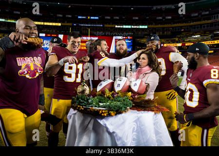 23. November 2017: Die Spieler der Washington Redskins feiern nach dem Spiel während des Spiels zwischen den New York Giants und den Washington Redskins im FedExField in Landover, Maryland. Scott Taetsch/CSM(Kreditbild: &Copy; Scott Taetsch/CSM via ZUMA Wire) Stockfoto