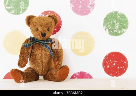 Vintage-Bär im farbenfrohen Kinderzimmer Stockfoto