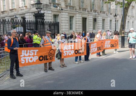 London, Großbritannien, 26. April 2025:- Mitglieder von Just Stop Oil protestieren vor den Toren der Downing Street in Central London Stockfoto