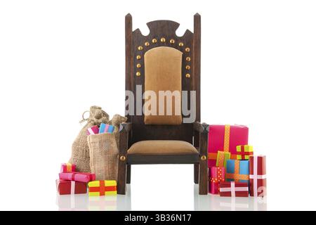 Leerer Stuhl mit viele Geschenke warten auf niederländische Sinterklaas Stockfoto