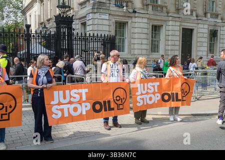 London, Großbritannien, 26. April 2025:- Mitglieder von Just Stop Oil protestieren vor den Toren der Downing Street in Central London Stockfoto