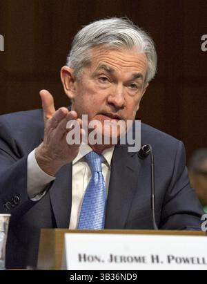 28. November 2017 - Washington, District of Columbia, Vereinigte Staaten von Amerika - Jerome H. Powell gibt am Dienstag, 28. November 2017 vor dem Senatsausschuss für Banken, Wohnungsbau und Stadtentwicklung Zeugnis über seine Ernennung zum Vorsitzenden des Board of Governors des Federal Reserve Systems auf dem Capitol Hill in Washington, DC. Credit: Ron Sachs / CNP (Credit Image: © Ron Sachs/CNP via ZUMA Wire) Stockfoto