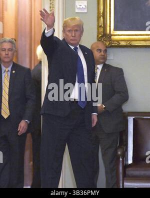 28. November 2017 - Washington, District of Columbia, Vereinigte Staaten von Amerika - US-Präsident Donald J. Trump winkt der Presse zu, nachdem er am Dienstag, 28. November 2017 am wöchentlichen Mittagessen der Republikanischen Partei des US-Senats im US-Kapitol in Washington, DC, teilgenommen hat. Credit: Ron Sachs / CNP (Credit Image: © Ron Sachs/CNP via ZUMA Wire) Stockfoto