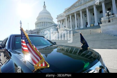28. November 2017 - Washington, District of Columbia, Vereinigte Staaten von Amerika - die Limousine von US-Präsident Donald J. Trump wird außerhalb des Kapitolgebäudes gesehen, als Trump sich am 28. November 2017 in Washington, D.C. mit dem Republikanischen Senat trifft. Quelle: Kevin Dietsch / Pool über CNP (Bild: © Kevin Dietsch/CNP via ZUMA Wire) Stockfoto