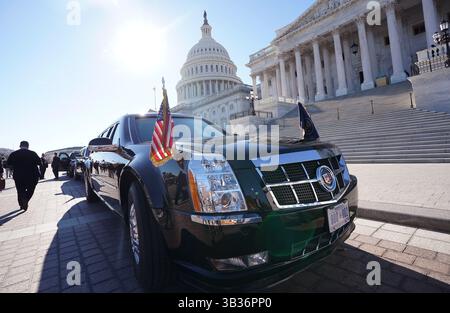 28. November 2017 - Washington, District of Columbia, Vereinigte Staaten von Amerika - die Limousine von US-Präsident Donald J. Trump wird außerhalb des Kapitolgebäudes gesehen, als Trump sich am 28. November 2017 in Washington, D.C. mit dem Republikanischen Senat trifft. Quelle: Kevin Dietsch / Pool über CNP (Bild: © Kevin Dietsch/CNP via ZUMA Wire) Stockfoto