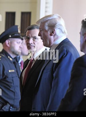 28. November 2017 - Washington, District of Columbia, Vereinigte Staaten von Amerika - US-Präsident Donald J. Trump, rechts, geht mit US-Senator John Barrasso (Republikaner von Wyoming) links, als er am Dienstag, 28. November 2017, zum wöchentlichen Mittagessen der Republikanischen Partei des US-Senats im US-Kapitol in Washington, DC, ankommt. Credit: Ron Sachs / CNP (Credit Image: © Ron Sachs/CNP via ZUMA Wire) Stockfoto
