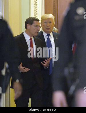 28. November 2017 - Washington, District of Columbia, Vereinigte Staaten von Amerika - US-Präsident Donald J. Trump, rechts, geht mit US-Senator John Barrasso (Republikaner von Wyoming) links, als er am Dienstag, 28. November 2017, zum wöchentlichen Mittagessen der Republikanischen Partei des US-Senats im US-Kapitol in Washington, DC, ankommt. Credit: Ron Sachs / CNP (Credit Image: © Ron Sachs/CNP via ZUMA Wire) Stockfoto