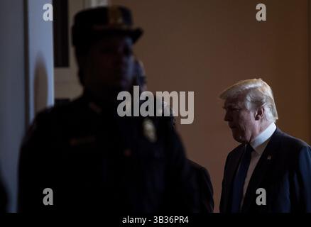 28. November 2017 – Washington, District of Columbia, Vereinigte Staaten von Amerika – US-Präsident Donald J. Trump trifft am 28. November 2017 im Kapitol in Washington, D.C. zu einem Treffen mit dem Republikanischen Senat. Quelle: Kevin Dietsch / Pool über CNP (Bild: © Kevin Dietsch/CNP via ZUMA Wire) Stockfoto