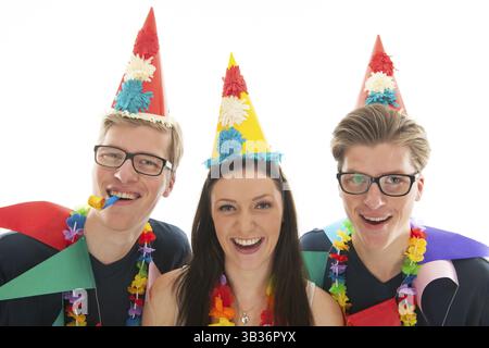 Identisch Erwachsene männliche Zwillinge mit Geburtstag zusammen mit Mädchen im studio Stockfoto