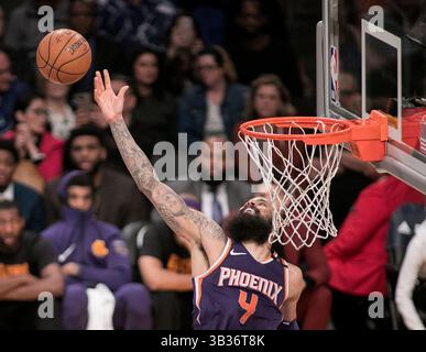 Februar 2018 – Los Angeles, Kalifornien, USA S – Tyson Chandler #4 der Phoenix Suns geht am Dienstag, den 6. Februar 2018, im Staples Center in Los Angeles, Kalifornien, im NBA-Spiel gegen die Los Angeles Lakers verloren. Lakers besiegen Sonnen, 112-93. (Bild: © Prensa Internacional Via ZUMA Wire) Stockfoto