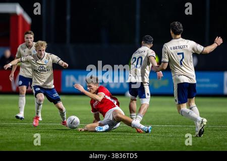 Wijdewormer, Niederlande. April 2025. WIJDEWORMER - 28.04.2025, AFAS Trainingscentrum. Fußball, Keukenkampioen divisie, Saison 2024-2025. Während des Spiels Jong AZ - den Bosch, jong AZ Spieler Lewis Schouten gegen FC den Bosch Spieler Hicham Acheffa Credit: Pro Shots/Alamy Live News Stockfoto