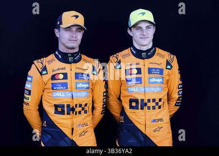 MELBOURNE, AUSTRALIEN – 13. MÄRZ: Lando Norris aus Großbritannien und Oscar Piastri aus Australien vor der Australian Gran 2025 Stockfoto