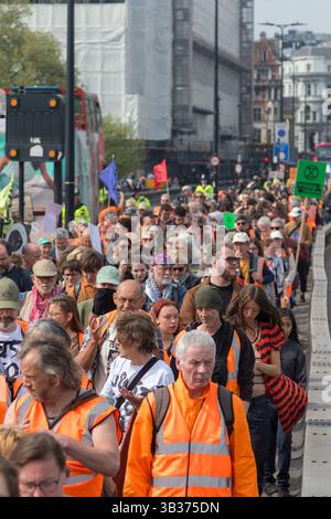 London, Vereinigtes Königreich, 26. April 2025:- Mitglieder von Just Stop Oil, marschieren über die Waterloo Bridge in Central London auf ihrem letzten märz. Stockfoto